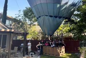 Un globo aerost&aacute;tico aterriz&oacute; de emergencia en el patio de un hombre en California. 