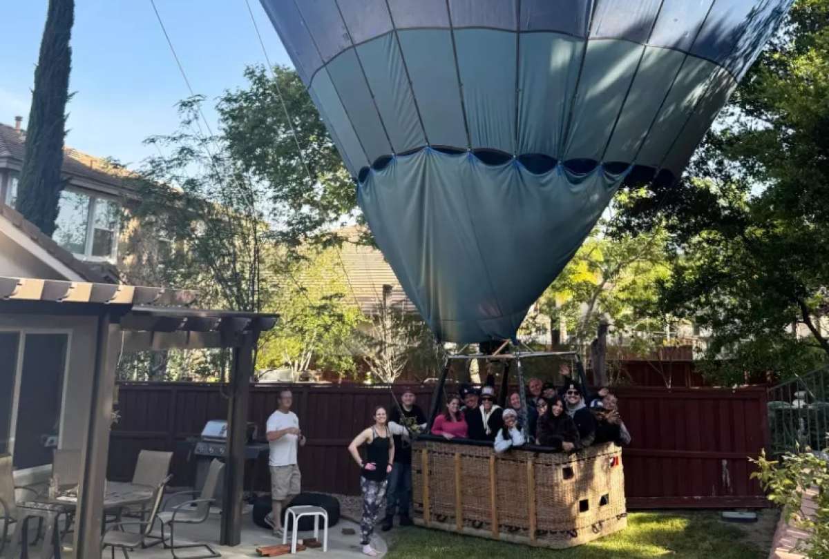 Un globo aerost&aacute;tico aterriz&oacute; de emergencia en el patio de un hombre en California. 