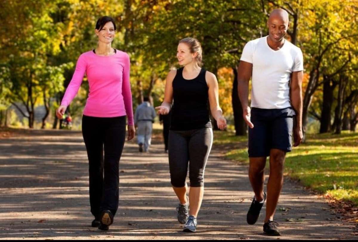 Un estudio de Vitality Global y London School of economics muestra los beneficios de caminar para alargar la vida.