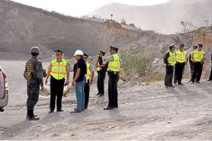 Personal policial y de las Fuerzas Armadas acompa&ntilde;&oacute; a los funcionarios que se encargaron de ejecutar el cierre temporal de las canteras. Foto: Fernando Sandoval / El Tel&eacute;grafo.