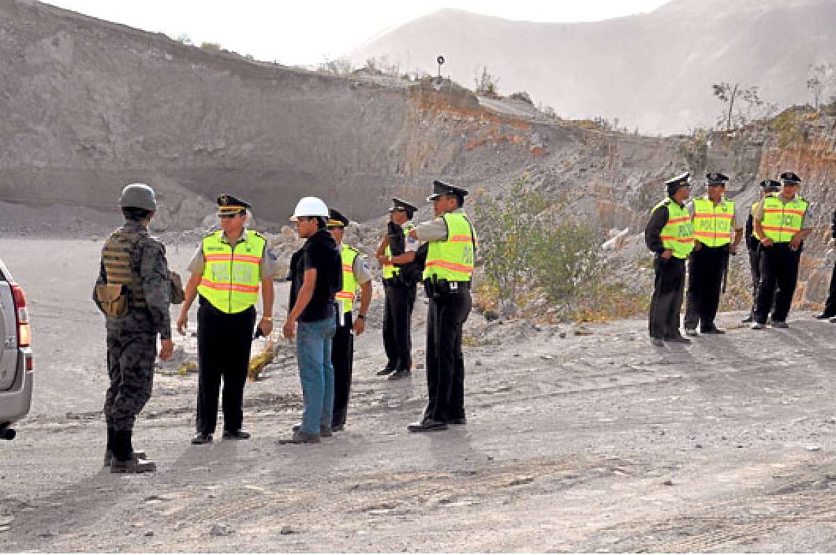 Personal policial y de las Fuerzas Armadas acompa&ntilde;&oacute; a los funcionarios que se encargaron de ejecutar el cierre temporal de las canteras. Foto: Fernando Sandoval / El Tel&eacute;grafo.