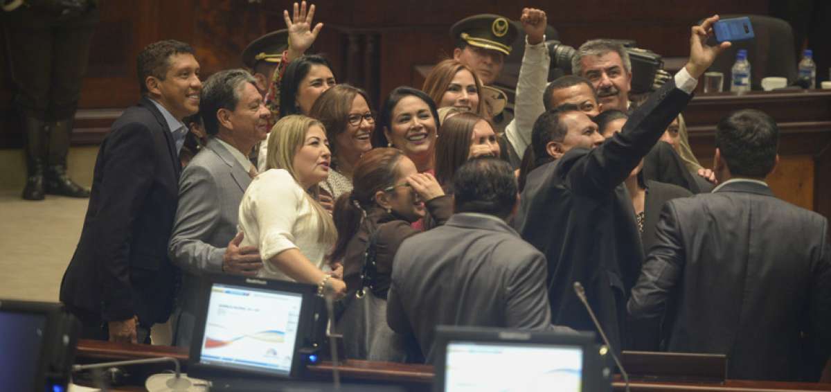 Selfie con la presidenta de la Asamblea. El martes, con 84 votos a favor, 2 negativos y 21 abstenciones, Elizabeth Cabezas, de Alianza PAIS, fue elegida como nueva presidenta de la Asamblea.