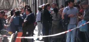Hasta el lugar del crimen acudieron familiares y amigos de la v&iacute;ctima que no sal&iacute;an del asombro por lo sucedido. La Polic&iacute;a busca al sospechoso por toda Italia.