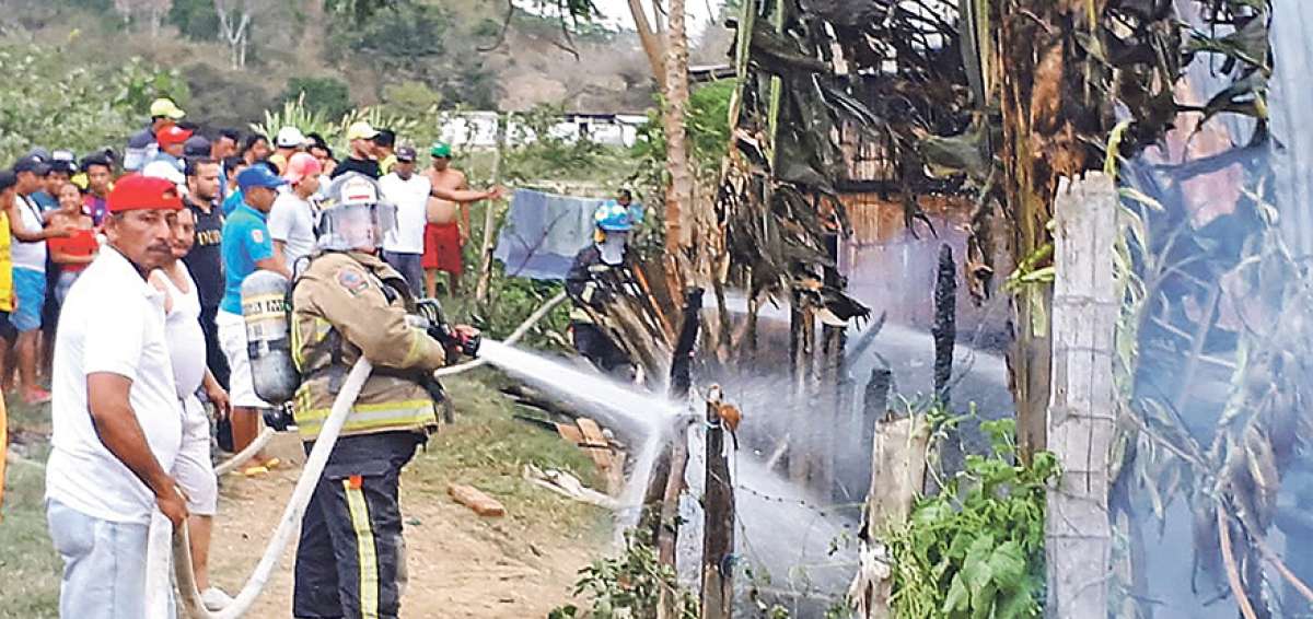 La posible causa del incendio en el sector La Victoria de Chone ser&iacute;a una vela encendida. Las viviendas afectadas fueron nueve. 
