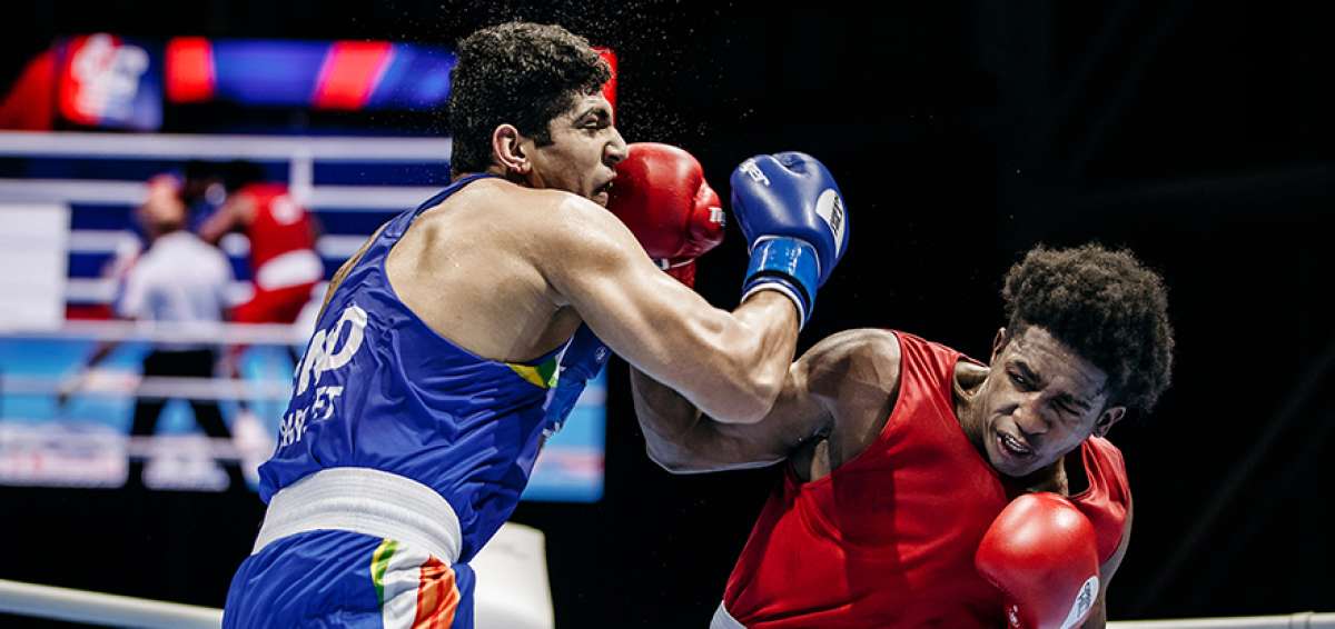 Julio C&eacute;sar Castillo (de rojo) conecta un golpe directo en el rostro del boxeador indio Sanjeet Sanjeet.