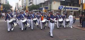 Bandas estudiantiles de unidades educativas particulares de la ciudad, en compa&ntilde;&iacute;a de funcionarios municipales, recorrieron la avenida 9 de Octubre.