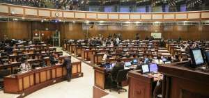 La Asamblea aprob&oacute; una resoluci&oacute;n respecto a la sentencia dictada por la Corte Constitucional, que ha suscitado conmoci&oacute;n social al interpretarse como un intento de restringir la libertad de los padres para elegir la educaci&oacute;n a favor de sus hijos.