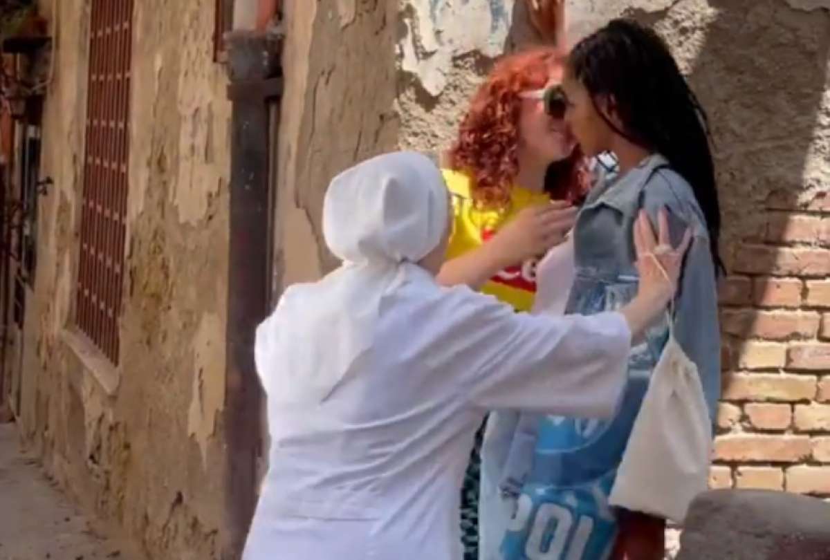 Monja interrumpió beso entre dos actrices en Italia