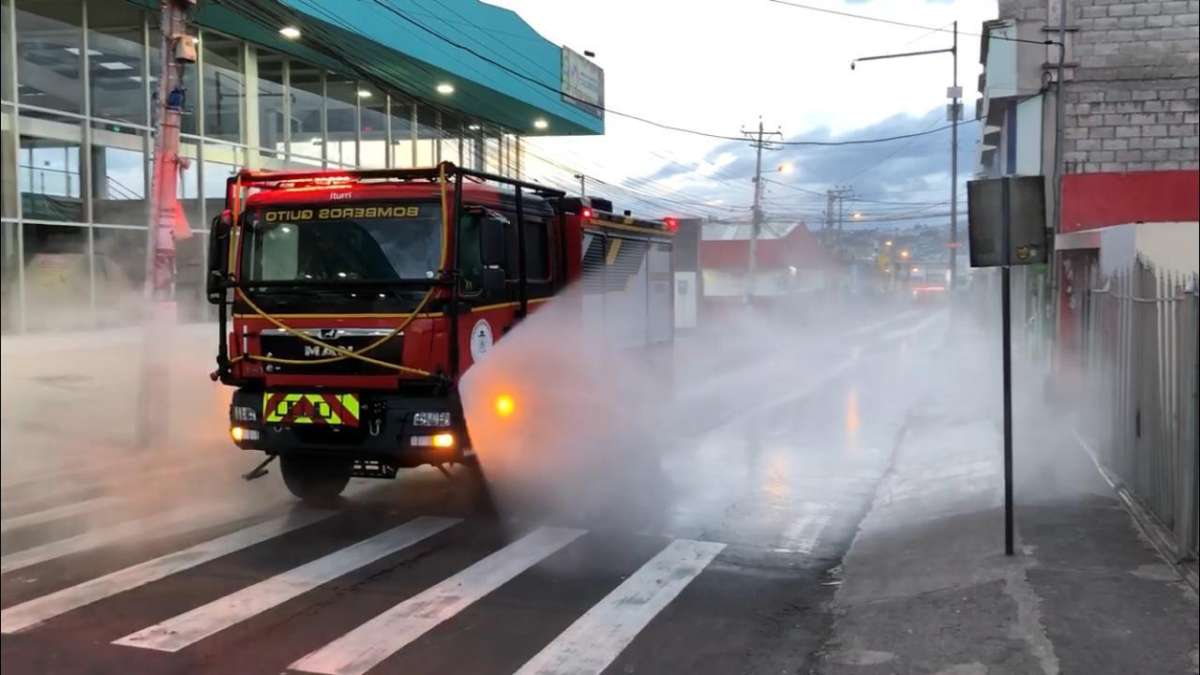 Bomberos realizan operativo de descontaminaci&oacute;n en Calder&oacute;n y Carapungo