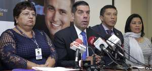 La presidenta de la Comisi&oacute;n de los Derechos de los Trabajadores, Liliana Dur&aacute;n y el ministro del Trabajo, Ra&uacute;l Ledesma, durante una rueda de prensa.