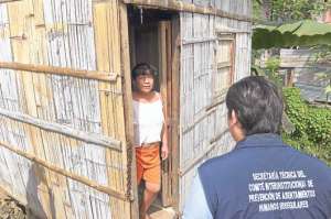 Personal de la Stpahi notific&oacute; a due&ntilde;os de casas que deben abandonarlas por el peligro. Foto: Jos&eacute; Mor&aacute;n | El Tel&eacute;grafo