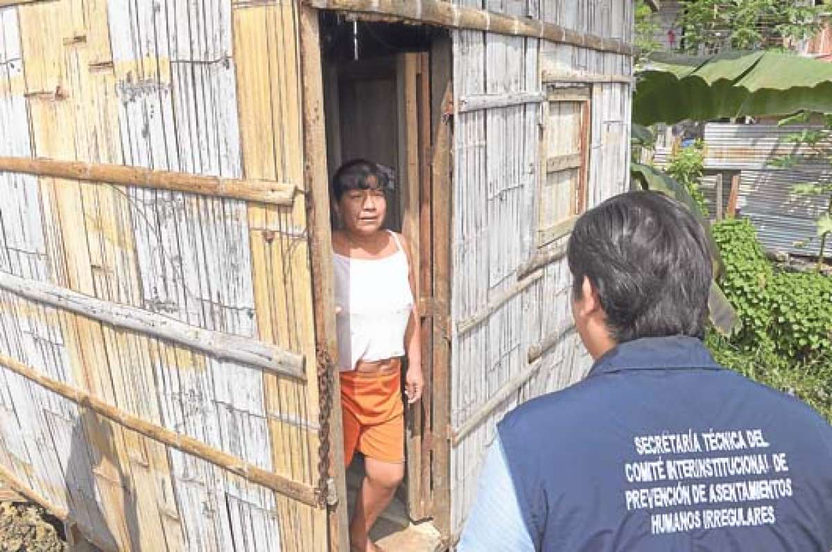 Personal de la Stpahi notific&oacute; a due&ntilde;os de casas que deben abandonarlas por el peligro. Foto: Jos&eacute; Mor&aacute;n | El Tel&eacute;grafo
