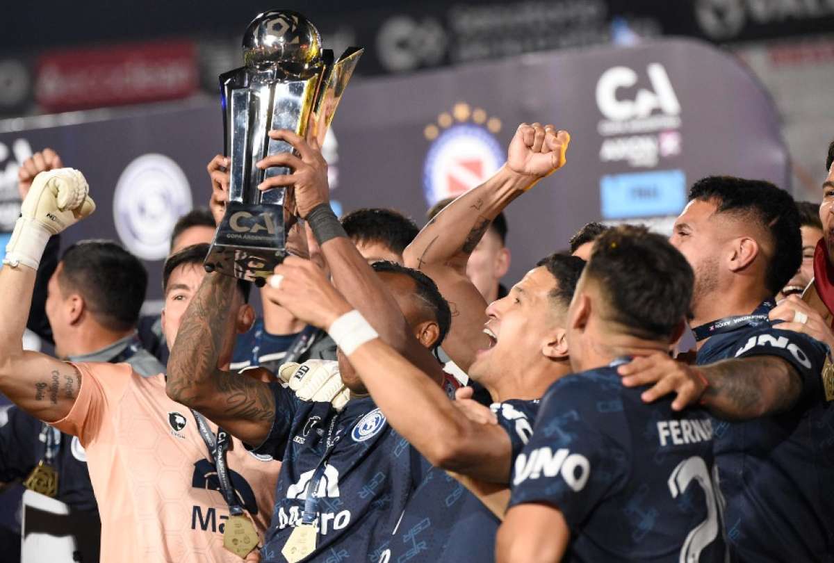 Álex Arce se proclamó campeón en Argentina