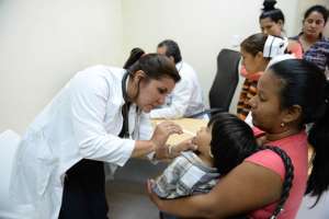 En el &aacute;rea de triage los m&eacute;dicos realizan un peque&ntilde;o diagn&oacute;stico a los ni&ntilde;os que llegan de emergencia, para determinar la gravedad de los s&iacute;ntomas. Foto: Jos&eacute; Mor&aacute;n / El Tel&eacute;grafo