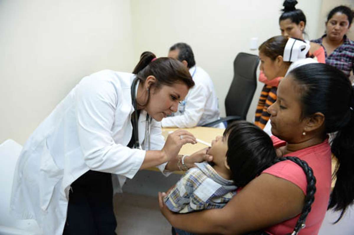 En el &aacute;rea de triage los m&eacute;dicos realizan un peque&ntilde;o diagn&oacute;stico a los ni&ntilde;os que llegan de emergencia, para determinar la gravedad de los s&iacute;ntomas. Foto: Jos&eacute; Mor&aacute;n / El Tel&eacute;grafo