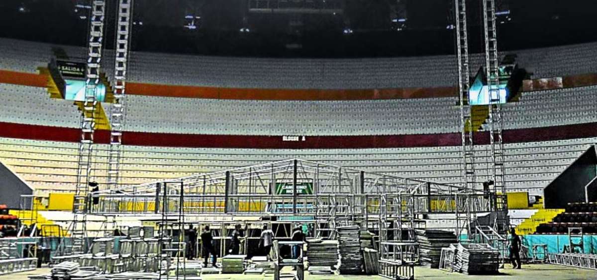 La estructura del escenario es de alumnio. Su tarime mide 18 mentros de largo 14 de fondo. Se instalar&aacute;n 140 lunes y 11 pantallas LED.