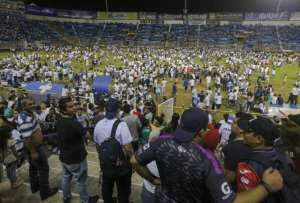 Las personas tuvieron que meterse a la cancha por su seguridad