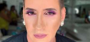 El rapero ecuatoriano se tom&oacute; un selfie con el rostro maquillado. 