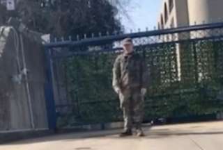 El soldado llegó a la Embajada de Israel en Washington con su uniforme.