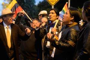 Carlos P&eacute;rez, presidente de la Ecuarunari, encabez&oacute; la protesta de esta noche en la avenida de Los Shyris. Hubo poca convocatoria. Foto: Alvaro P&eacute;rez/ EL TEL&Eacute;GRAFO