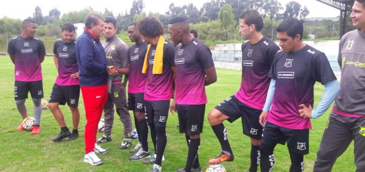 Carlos Edmundo Sevilla Dalgo (pantal&oacute;n rojo) saluda con los elementos de Clan Juvenil, al que espera mantener en la primera A del balompi&eacute; tricolor.  