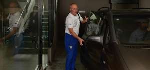 Jorge C&eacute;lico, DT encargado de la selecci&oacute;n ecuatoriana, aborda un auto, luego de la reuni&oacute;n que mantuvo con los tres asistentes que llegaron con Quinteros.