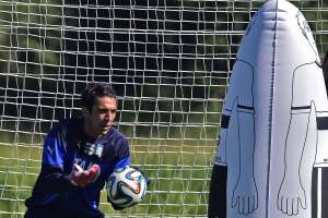 Gianluigi Buffon entren&oacute; con normalidad y podr&iacute;a ser titular ante Costa Rica. Foto: AFP