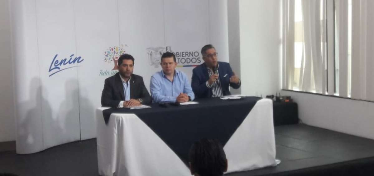 El gobernador de Los R&iacute;os, Camilo Salinas (I), fue parte del Gabinete Itinerante que se realiza en el Gobierno Zonal de Guayaquil. 