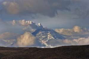 La ceniza con vapor, que sal&iacute;a del volc&aacute;n Cotopaxi, se dirig&iacute;a ayer hacia las zonas situadas al suroccidente y occidente, seg&uacute;n el Instituto Geof&iacute;sico. Foto: Roberto Ch&aacute;vez / El Tel&eacute;grafo