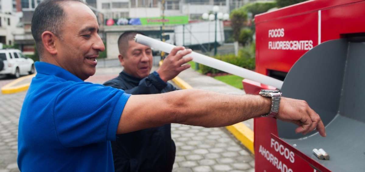 El contenedor especifica el tipo de deshechos que pueden ir en cada uno de los espacios existentes.