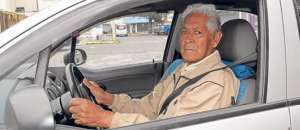 Luis Edmundo Velastegu&iacute; tiene 75 a&ntilde;os. Durante 50 fue chofer profesional. Su licencia de conducir tiene todos los puntos y hasta ahora viaja con frecuencia desde Quito hasta Manta. Foto: Cortes&iacute;a.