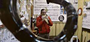 Adolfo Idrovo, music&oacute;logo y artesano. Su trabajo est&aacute; centrado en fabricar instrumentos musicales que han formado parte de nuestros antepasados. Los elabora a base de carrizo, duda y semillas.