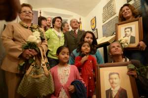 Los familiares de Eloy Alfaro y de los cinco asesinados en 1912 se congregaron hoy en la celda 13 del expenal Garc&iacute;a Moreno, en Quito. FOTO: Andr&eacute;s Darquea/El Tel&eacute;grafo