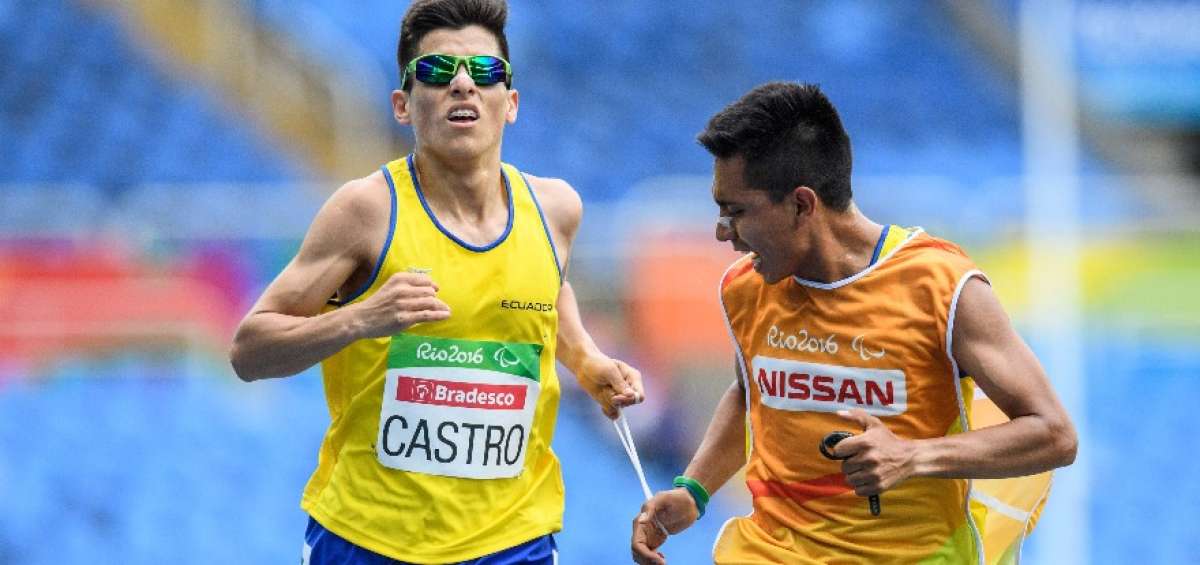 Sebasti&aacute;n Rosero (der.) arenga a Darwin Castro durante el recorrido de los 5.000 metros, categor&iacute;a T11, de los Juegos Paral&iacute;mpicos de R&iacute;o de Janeiro.