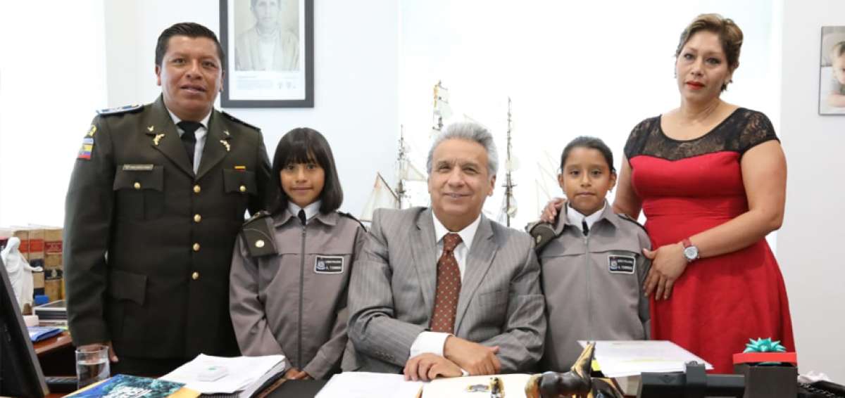 El presidente de la Rep&uacute;blica, Len&iacute;n Moreno, recibi&oacute; en el Palacio de Carondelet al sargento Diego Torres, su esposa y sus dos hijos.
