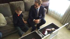 Robert Downey Jr. regala el brazo de Iron Man a un ni&ntilde;o
