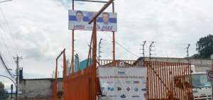 Una grande valla publicitaria del binomio presidencial de CREO se exhibe en el ingreso al grupo empresarial TME, que ayer se encontraba operando normalmente.