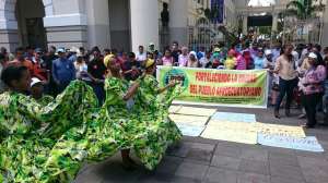 Representantes del pueblo afroecuatoriano en los bajos de la Gobernaci&oacute;n del Guayas. Foto: Lilybeth Coloma / El Tel&eacute;grafo