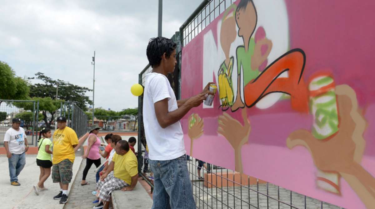 El grafiti y la pintura con aerosol fueron algunas de las aptitudes art&iacute;sticas que los j&oacute;venes mostraron en las canchas de Sauces 4. Foto: Jos&eacute; Mor&aacute;n / El Tel&eacute;grafo