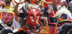 250 diablos bailaron en las calles de la capital de la Rep&uacute;blica