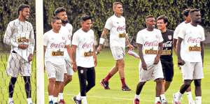 Jugadores de la selecci&oacute;n peruana, durante una de las &uacute;ltimas pr&aacute;cticas en la Villa Deportiva de Lima. Foto: AFP