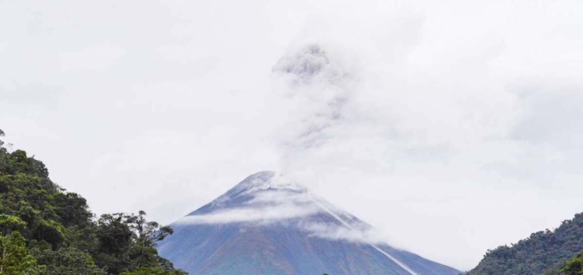 IG reporta descenso de rocas incandescentes desde volc&aacute;n