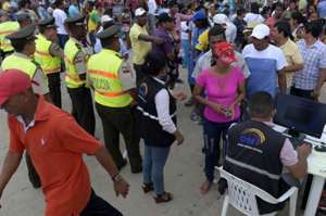 Los habitantes de Muisne   pasaron  varios controles de seguridad antes de llegar a las juntas receptoras del voto, el objetivo era evitar desmanes. Foto: Marco Salgado |  El Tel&eacute;grafo