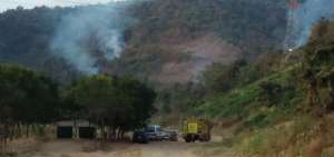 Bomberos combaten incendio forestal atr&aacute;s de Pante&oacute;n Metropolitano