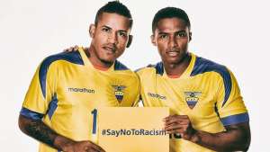 Los jugadores de la "Tri" sostienen el cartel de Di no al racismo. Foto: FIFA 