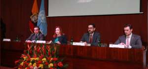 Mar&iacute;a Fernanda Espinosa entreg&oacute; un informe de la labor que realiz&oacute; como Canciller durante un acto que se efectu&oacute; en el auditorio de la Ciespal.