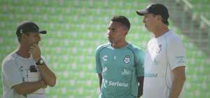 Preciado (verde) en el campo de entrenamiento de su nuevo equipo. 