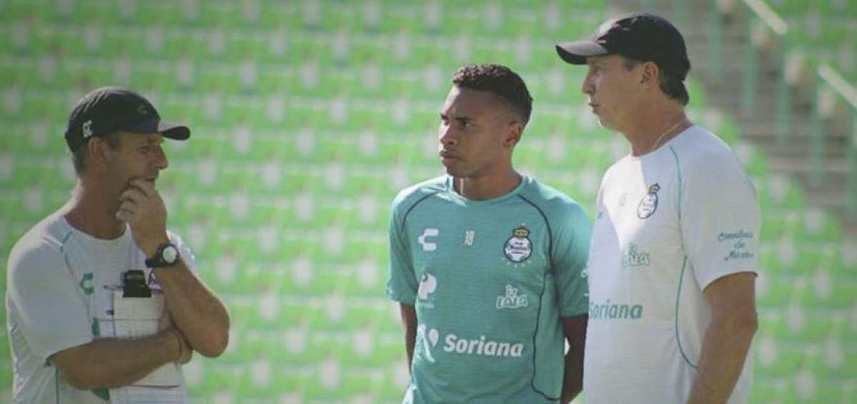 Preciado (verde) en el campo de entrenamiento de su nuevo equipo. 
