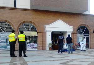 Polic&iacute;a Nacional y agentes de Criminal&iacute;stica levantan el cuerpo de la mujer, que se lo encontr&oacute; al pie de un edificio en Quito. Foto: Cortes&iacute;a