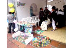 Los estudiantes del Liceo Policial construyeron maquetas para sus exposiciones. FOTO: ELIZABET MAGGI